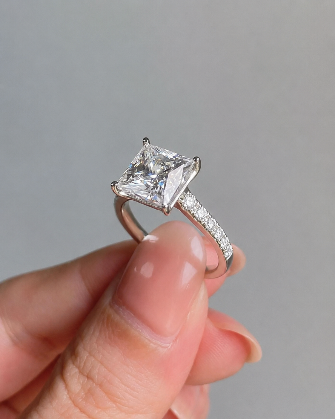 Nala - Princess Pavé Verlobungsring aus 14k Weißgold mit einem funkelnden, laborgezüchteten Diamanten - handgefertigt & nachhaltig - von Labgrownlove