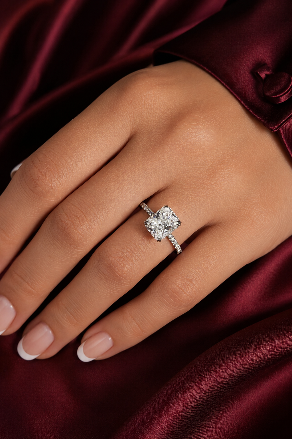 Alice - Radiant Pavé Cathedral Verlobungsring aus 14k Weißgold mit einem funkelnden, Laborgezüchteten Diamanten - handgefertigt & nachhaltig - von Labgrownlove