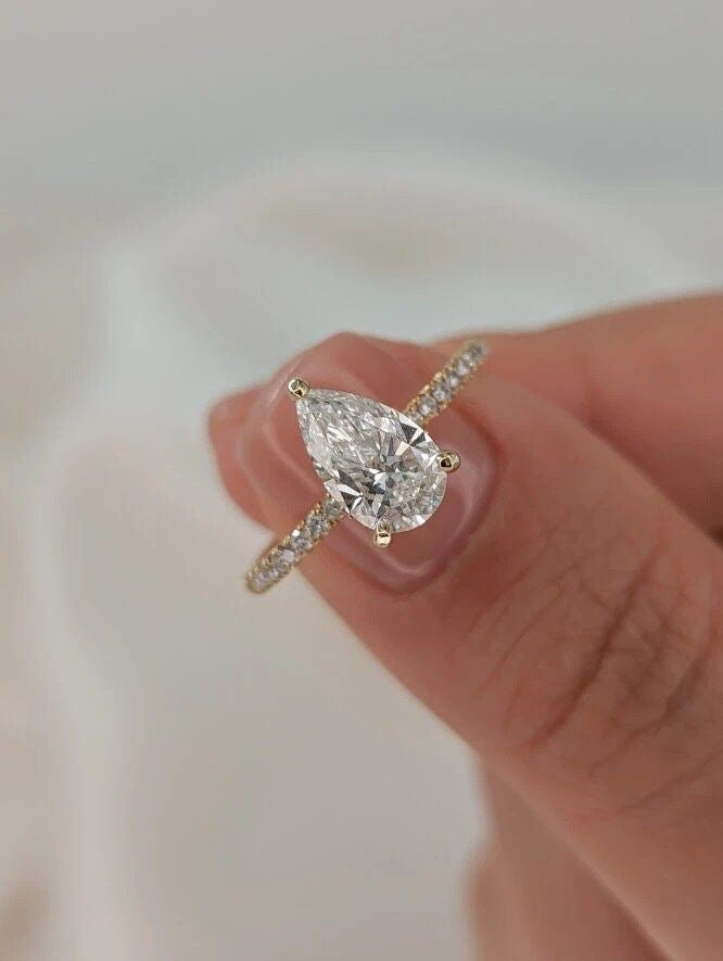 Inna - Tropfen Pavé | Halo Verlobungsring aus 14k Gelbgold mit einem funkelnden, laborgezüchteten Diamanten - handgefertigt & nachhaltig - von Labgrownlove