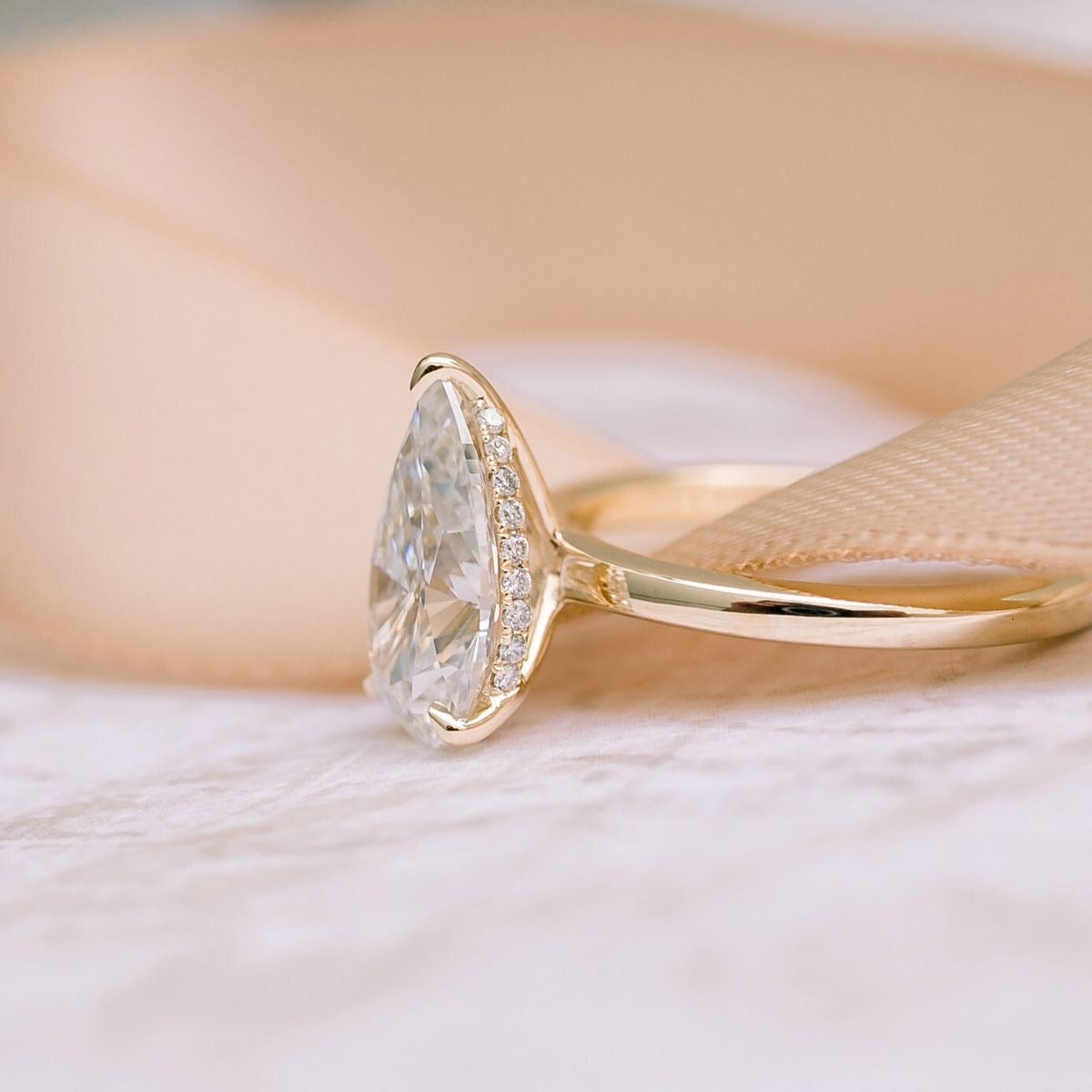 Inna Verlobungsring – Tropfen (Pear Cut) Lab grown Diamant in Gold & Platin Ringe Lab Diamond Labgrownlove