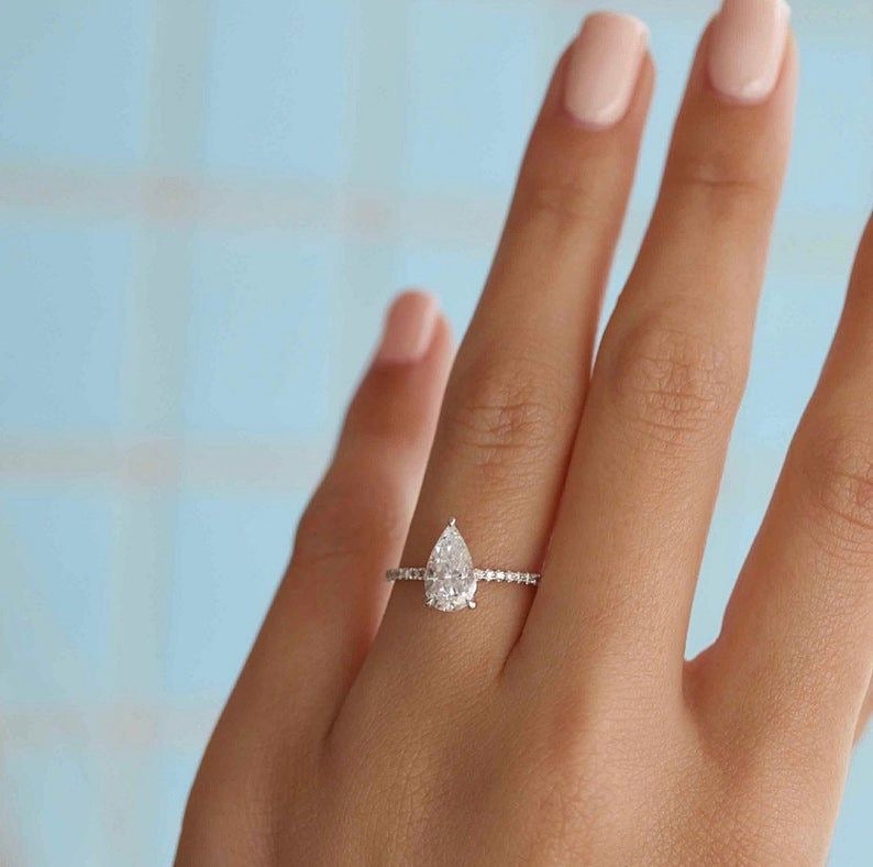 Inna - Tropfen Pavé | Halo Verlobungsring aus Platin mit einem funkelnden, laborgezüchteten Diamanten - handgefertigt & nachhaltig - von Labgrownlove