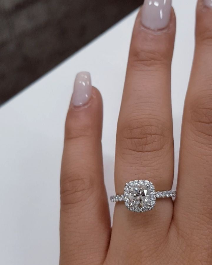 Susi Cushion Halo Verlobungsring aus 14k Weissgold mit einem funkelnden, Laborgezüchteten Diamanten - handgefertigt & nachhaltig - von Labgrownlove