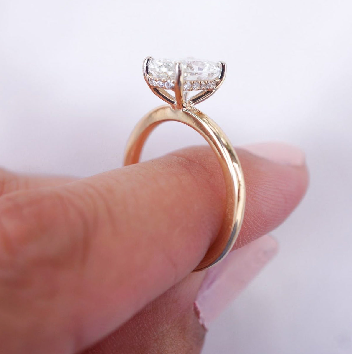 Candy Oval Solitär hidden Halo Verlobungsring aus 14k Gelbgold mit einem funkelnden, laborgezüchteten Diamanten – handgefertigt, nachhaltig, von Labgrownlove