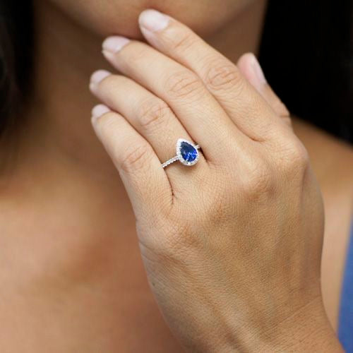 Diana - Tropfen Halo Verlobungsring aus 14k Weißgold mit einem funkelnden, Laborgezüchteten Saphir an der Hand - handgefertigt & nachhaltig - von Labgrownlove