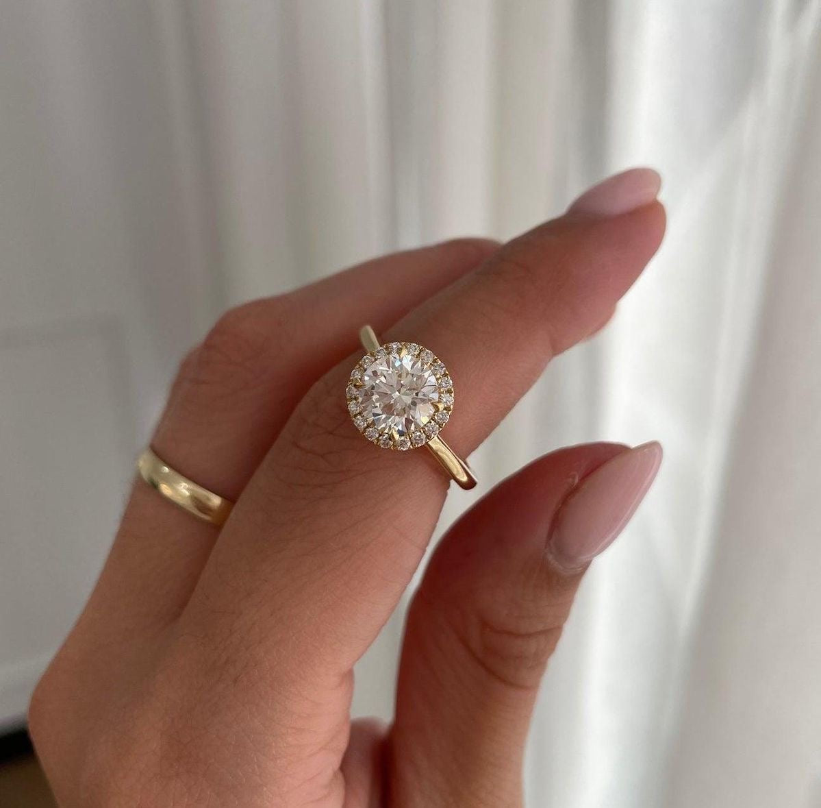Hailey - Brilliant Halo Verlobungsring aus 14k Gelbgold mit einem funkelnden Diamanten an der Hand - laborgezüchtet, handgefertigt & nachhaltig - von Labgrownlove