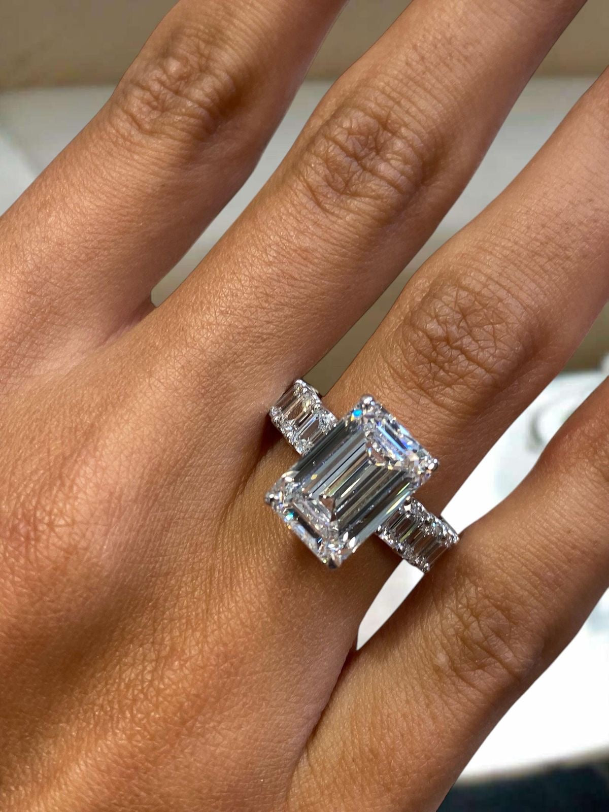 Queen - Emerald Eternity Verlobungsring aus 14k Weißgold mit einem funkelnden Diamanten- laborgezüchtet, handgefertigt & nachhaltig - von Labgrownlove