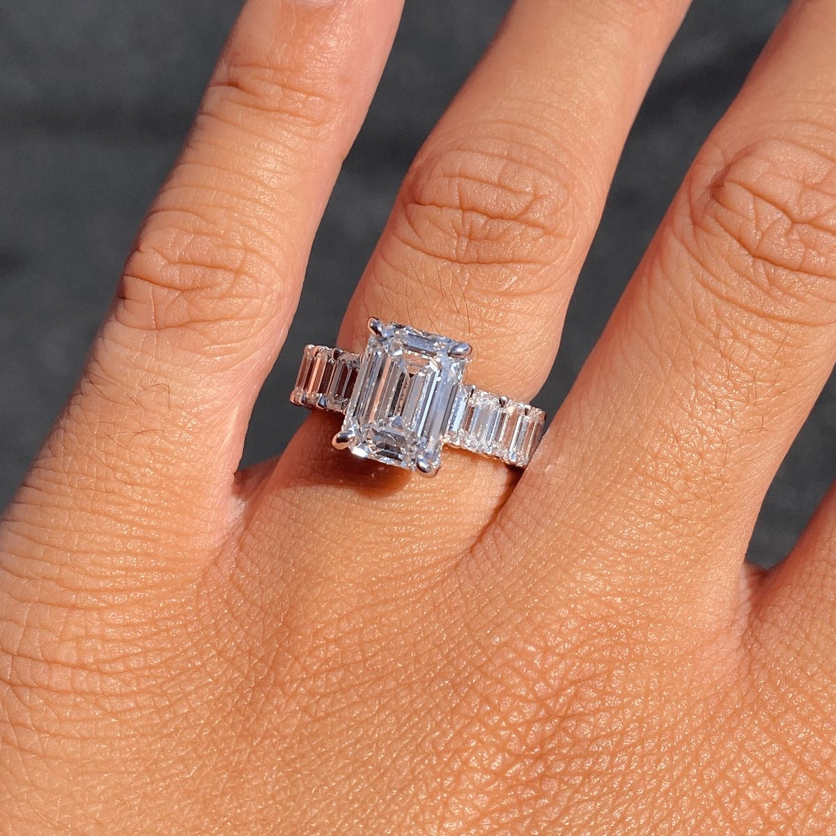 Queen - Emerald Eternity Verlobungsring aus 14k Weißgold mit einem funkelnden Diamanten- laborgezüchtet, handgefertigt & nachhaltig - von Labgrownlove