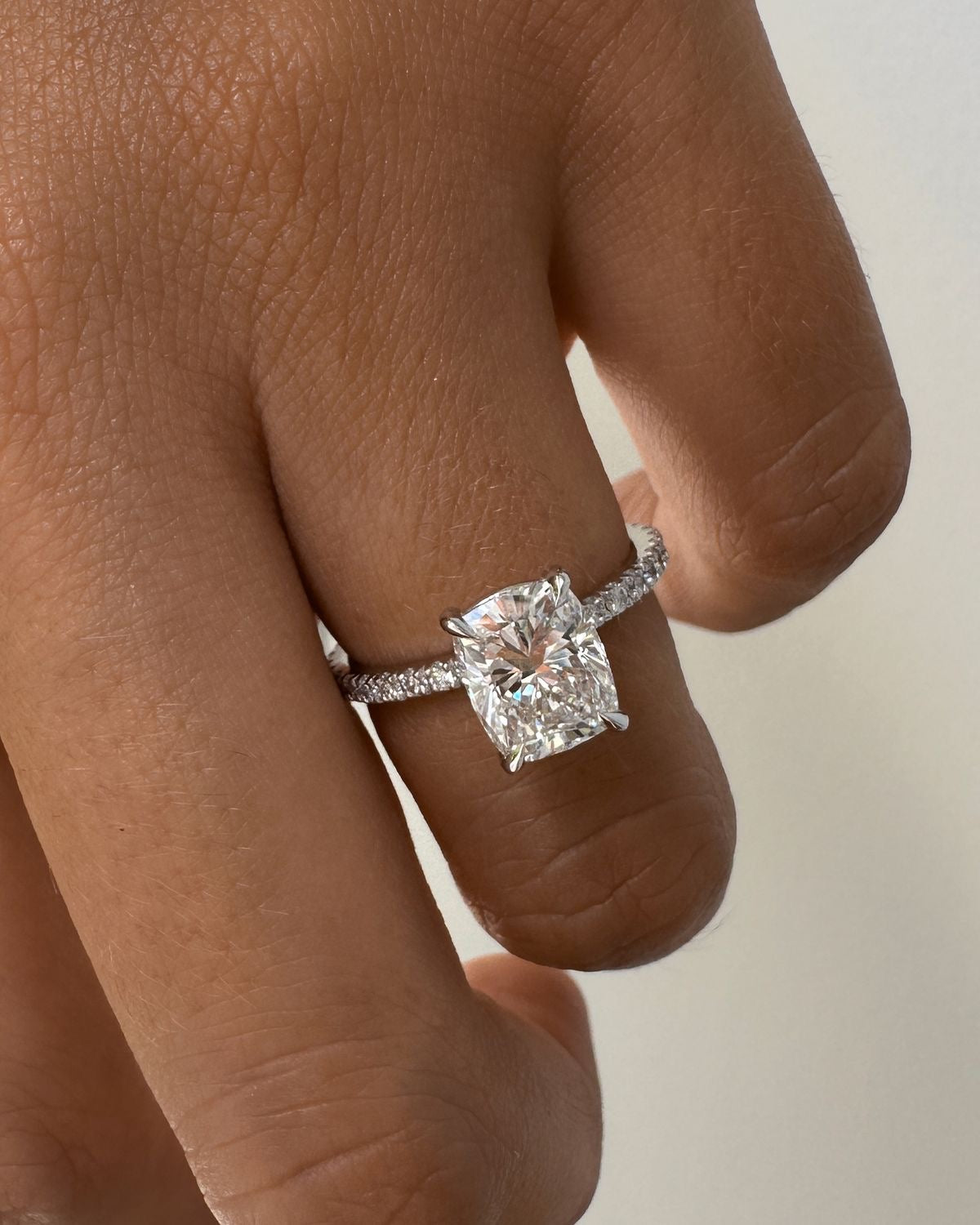 Lori - Cushion Eternity Verlobungsring aus Platin mit einem funkelnden Diamanten- laborgezüchtet, handgefertigt & nachhaltig - von Labgrownlove