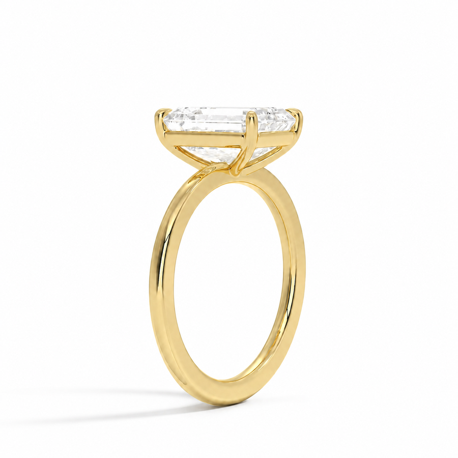 Seitenansicht: Cushion Verlobungsring aus 18 Karat Gelbgold mit Labordiamant und Galerieschiene
