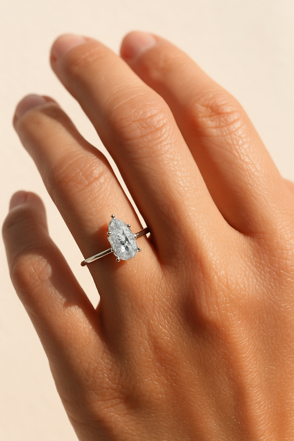 Kate - Tropfen Solitär Verlobungsring aus 14k Weißgold mit einem funkelnden, laborgezüchteten Diamanten - handgefertigt & nachhaltig - von Labgrownlove