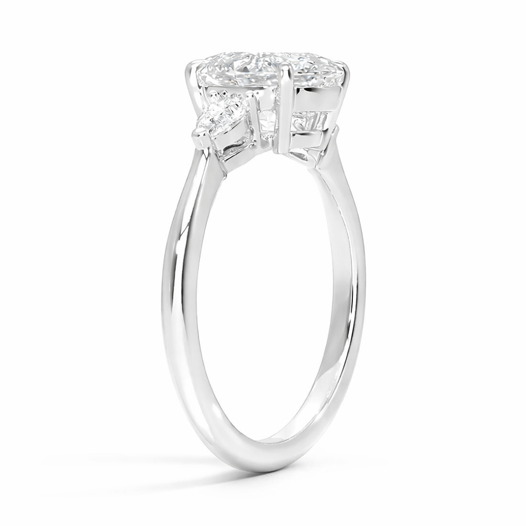 Carmen Oval Threestone Verlobungsring aus 18k Weißgold mit einem funkelnden, laborgezüchteten Diamanten – handgefertigt, nachhaltig, von Labgrownlove