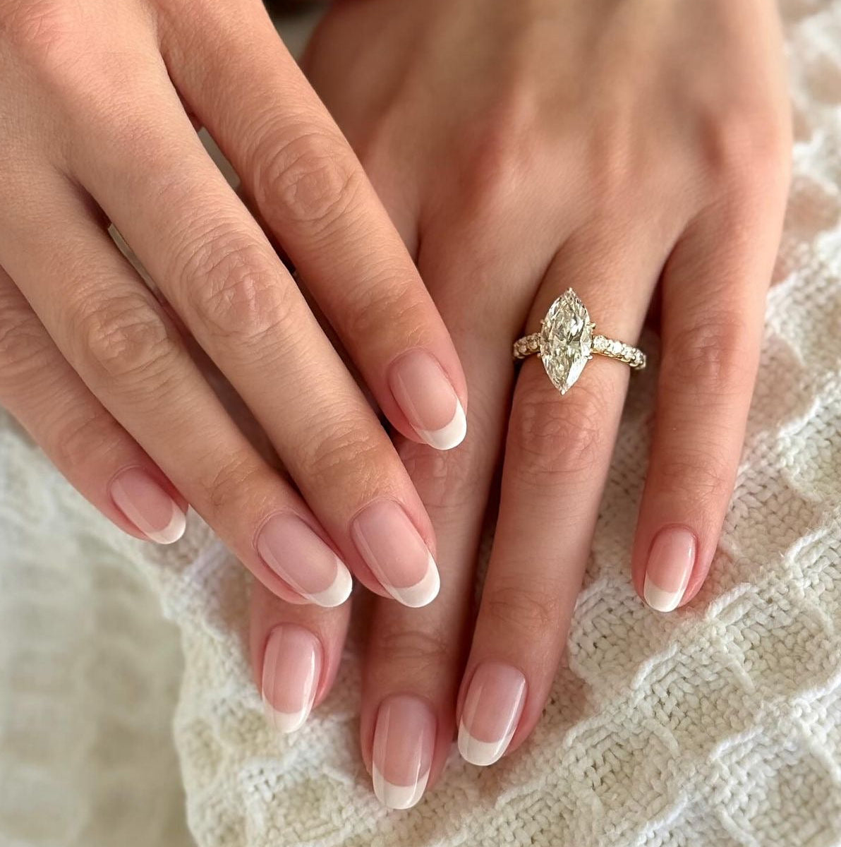 Marquise Verlobungsring mit Labordiamant an der Hand