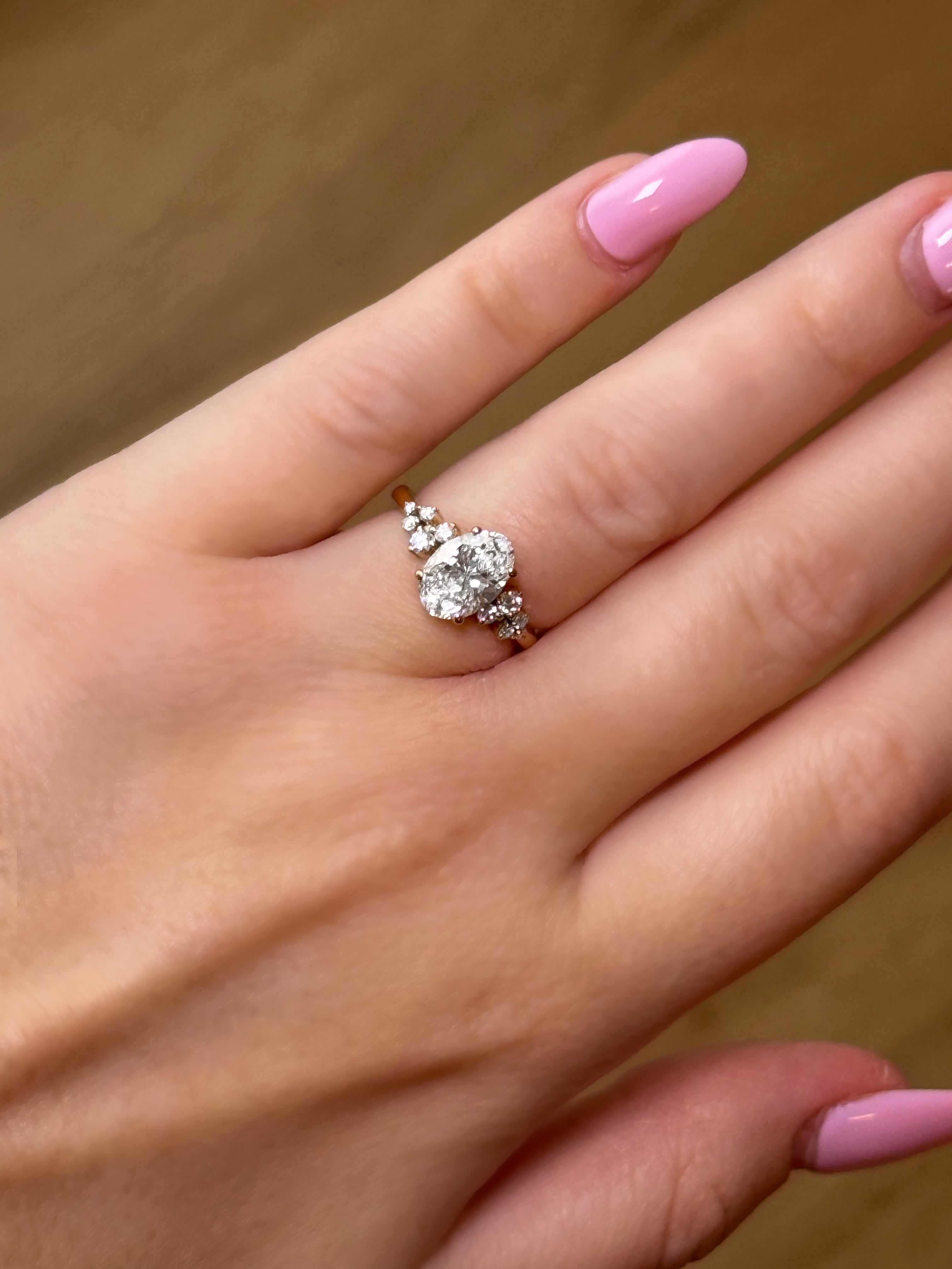 Anillo de compromiso ovalado con diseño floral y diamante cultivado en laboratorio.