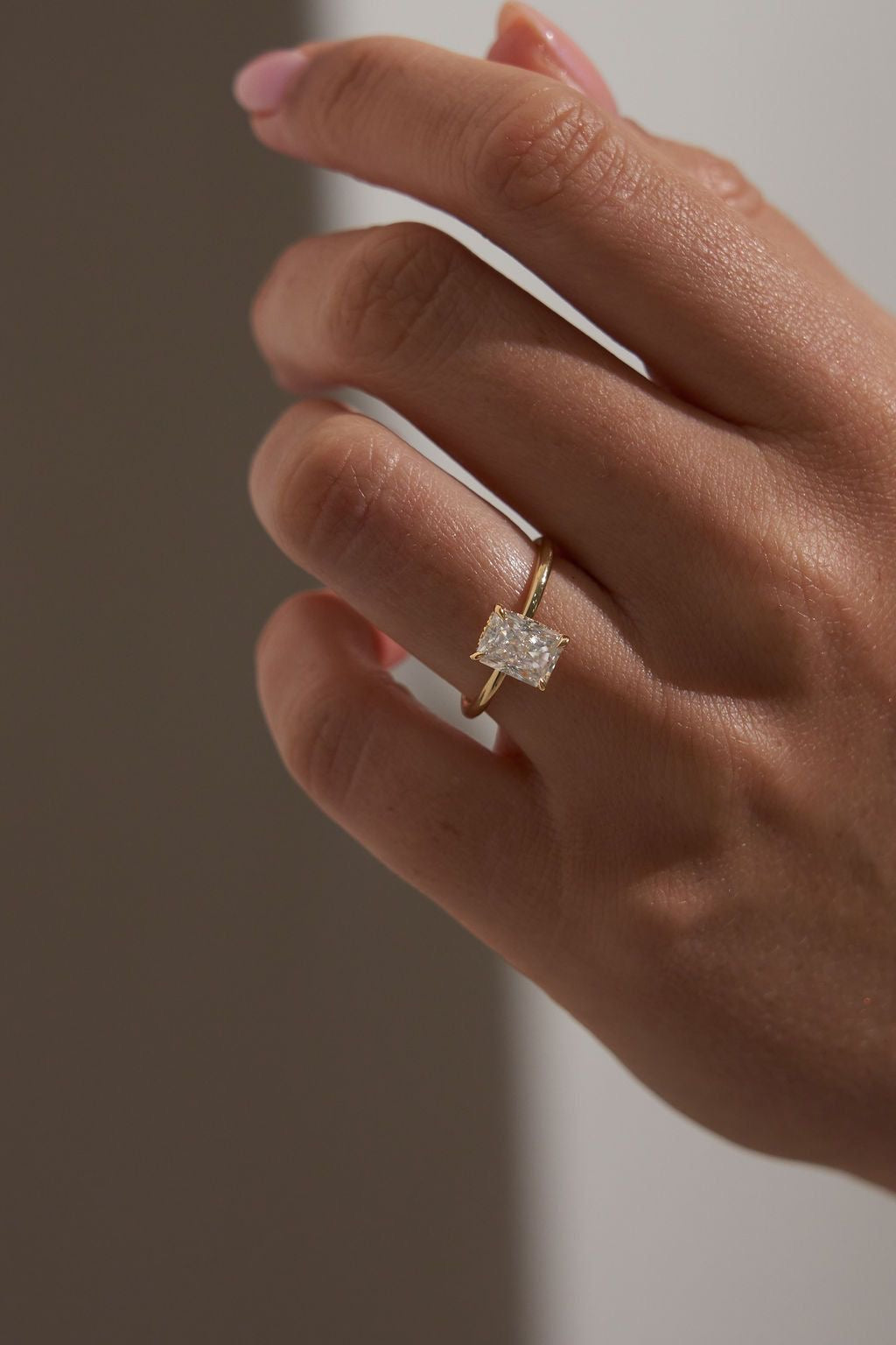 Veronica Radiant Solitär Verlobungsring aus 14k Gelbgold mit einem funkelnden, laborgezüchteten Diamanten an der Hand – handgefertigt, nachhaltig, von Labgrownlove