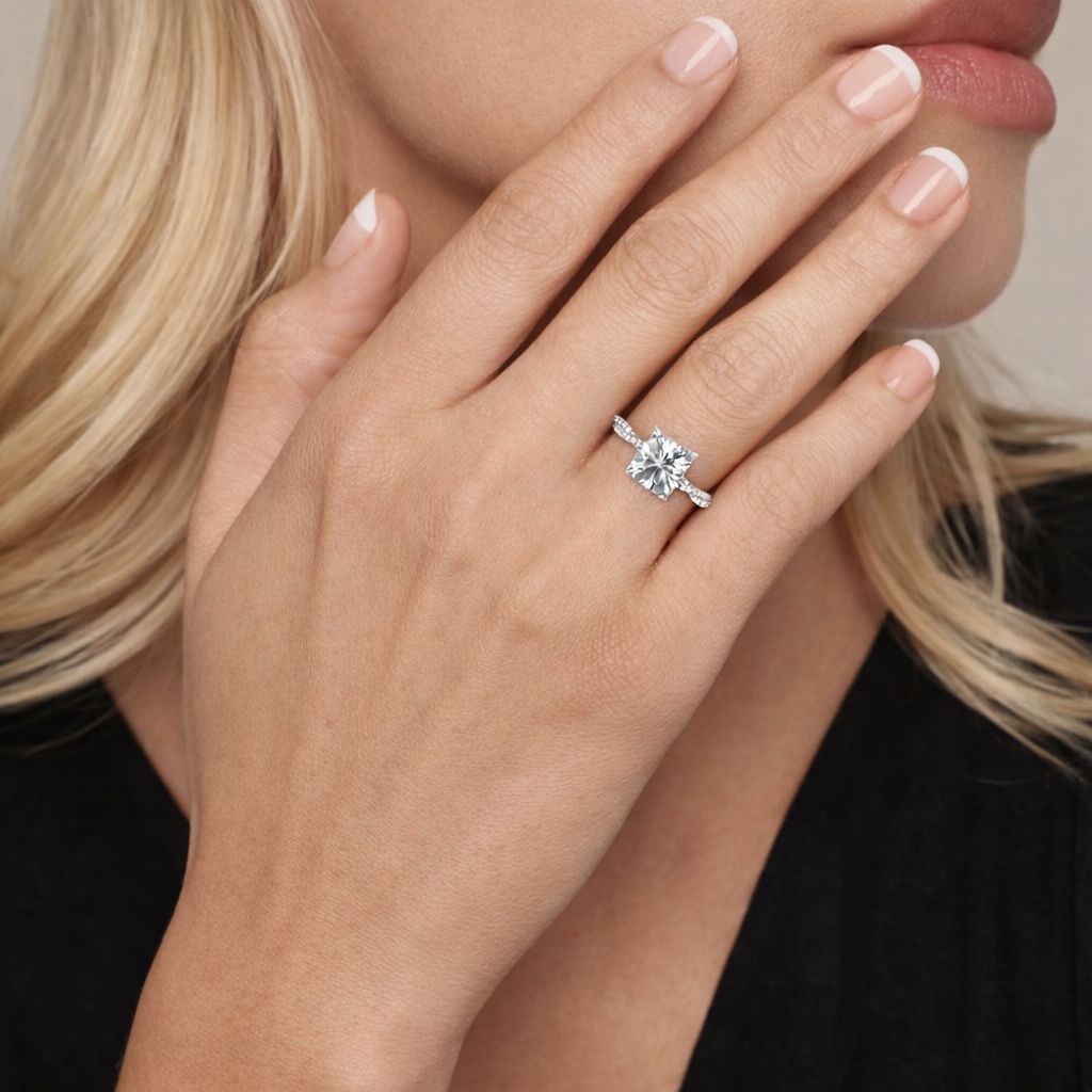 Luna- Princess Twist-Pavé | Halo Verlobungsring aus 14k Weißgold mit einem funkelnden, Laborgezüchteten Diamanten - handgefertigt