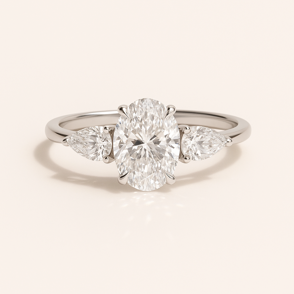 Carmen Oval Threestone Verlobungsring aus 18k Weißgold mit einem funkelnden, laborgezüchteten Diamanten – handgefertigt, nachhaltig, von Labgrownlove