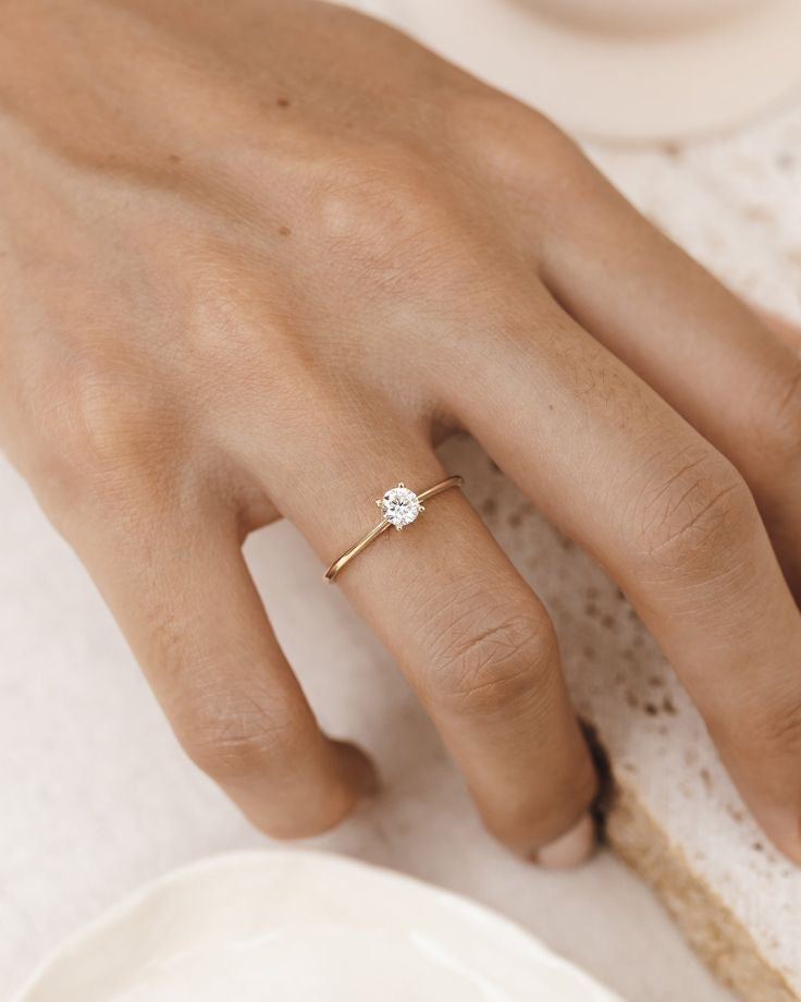 Emilia Brilliant Solitär Verlobungsring aus 14 Karat Gelbgold mit einem funkelnden, laborgezüchteten Diamanten – handgefertigt, nachhaltig, von Labgrownlove