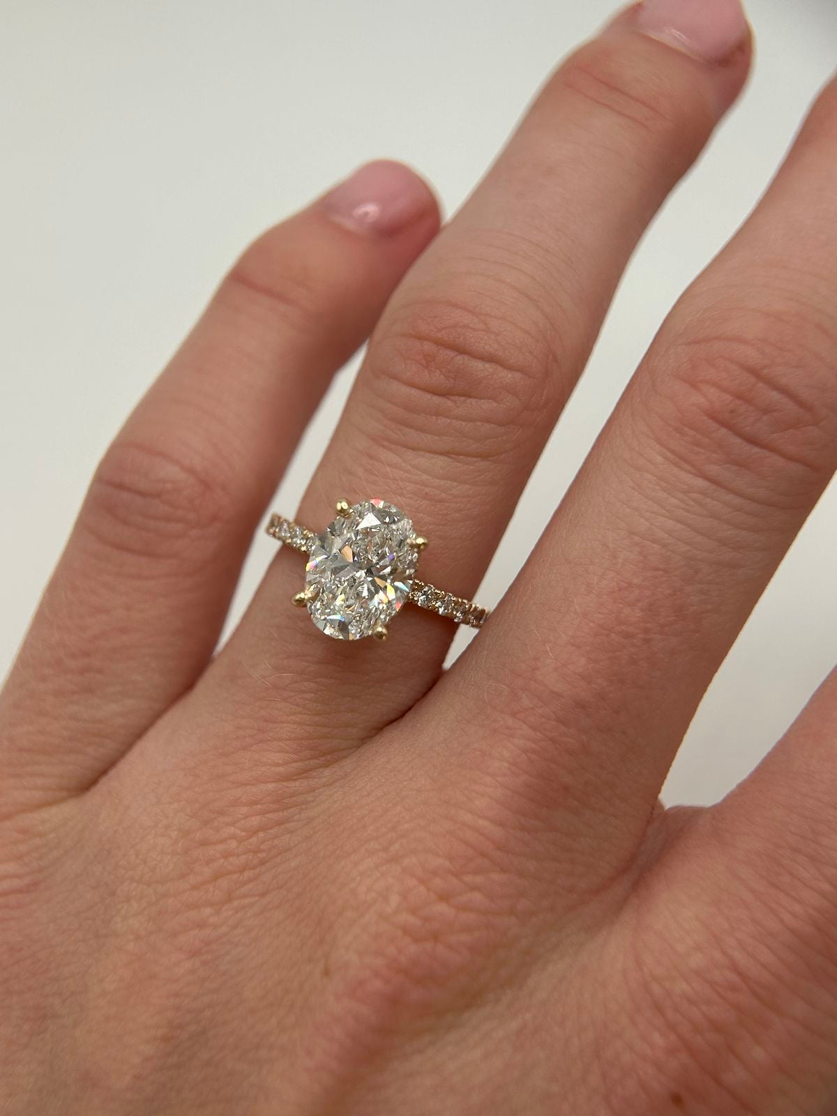 Tiffany Pave Verlobungsring aus 14k Gelbgold mit einem funkelnden, Laborgezüchteten Diamanten - handgefertigt & nachhaltig - von Labgrownlove
