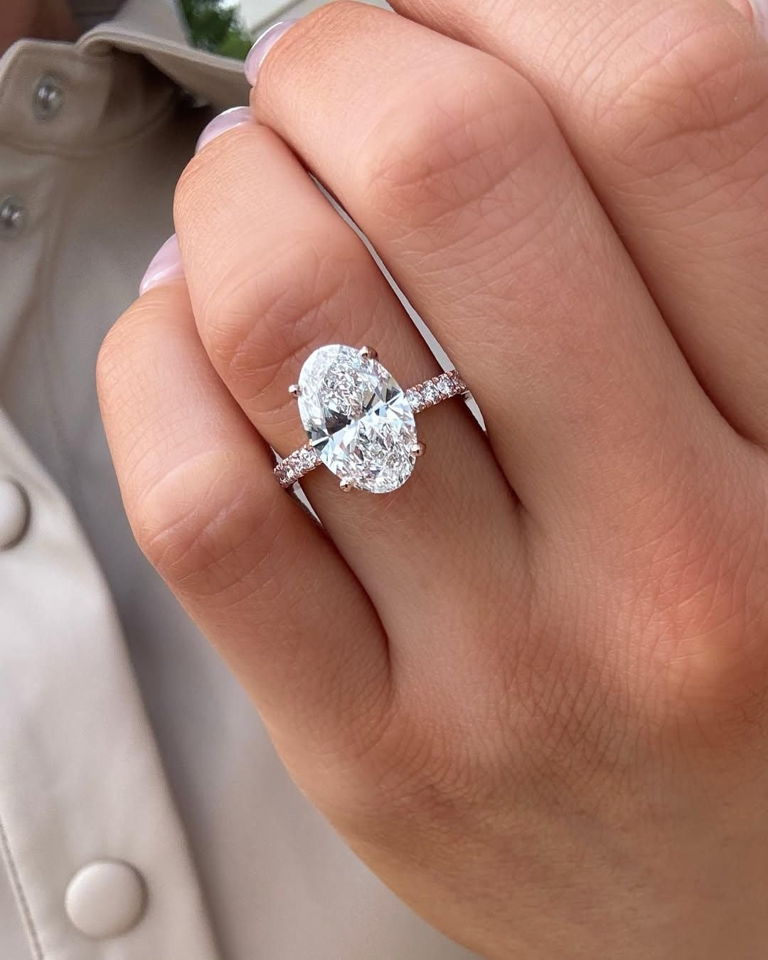 Tiffany Pavé Verlobungsring aus 14k Weißgold mit einem funkelnden, Laborgezüchteten Diamanten - handgefertigt & nachhaltig - von Labgrownlove