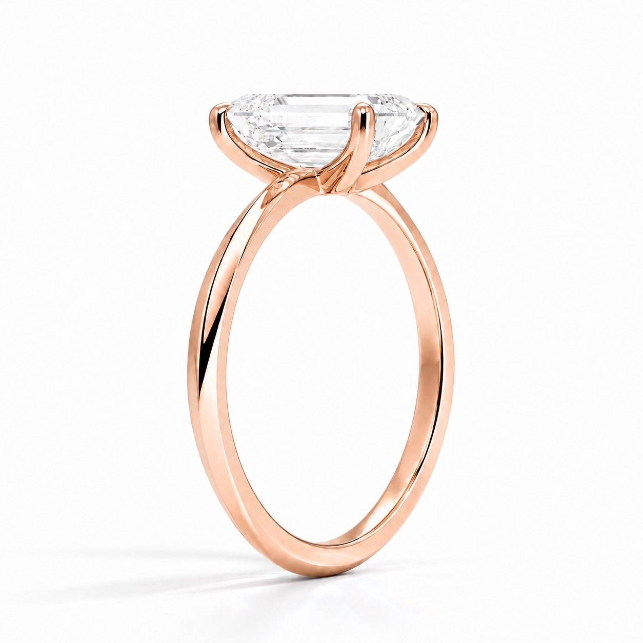 Zara - Solitaire Emerald Knife Edge Low Setting-Verlobungsring aus 14k Roségold mit einem funkelnden, laborgezüchteten Diamanten - handgefertigt & nachhaltig - von Labgrownlove