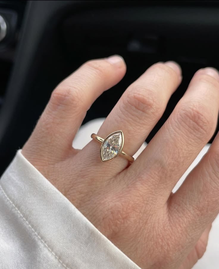 Marquise Bezel-Verlobungsring mit Labordiamant an der Hand