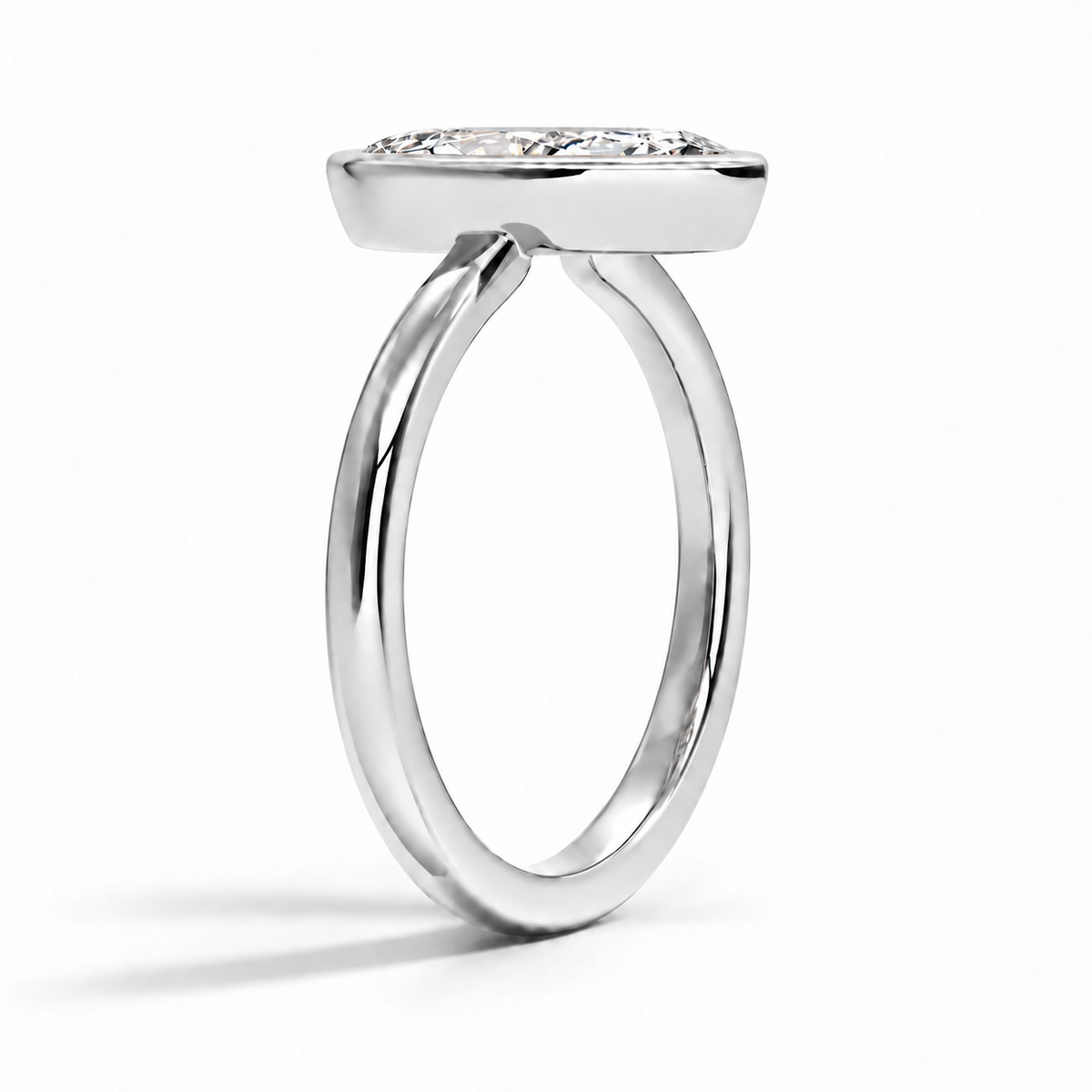 Seitenansicht: Marquise Bezel-Verlobungsring aus Weißgold mit Labordiamant