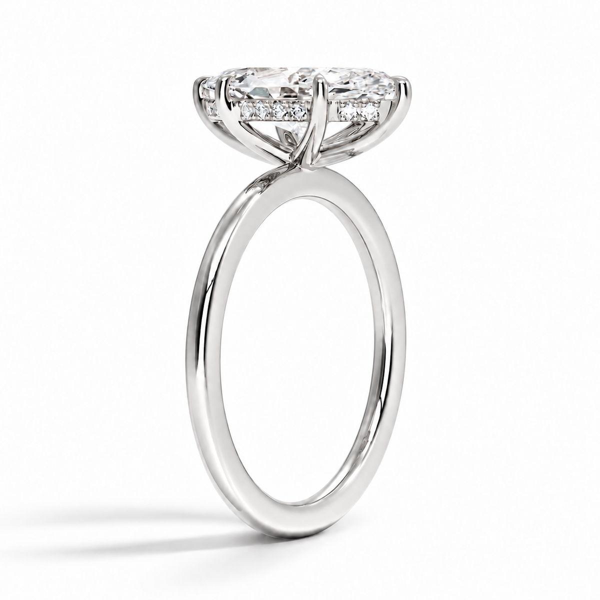 Seitenansicht: Marquise Verlobungsring aus Weißgold mit Labordiamant und Hidden Halo und Galerieschiene