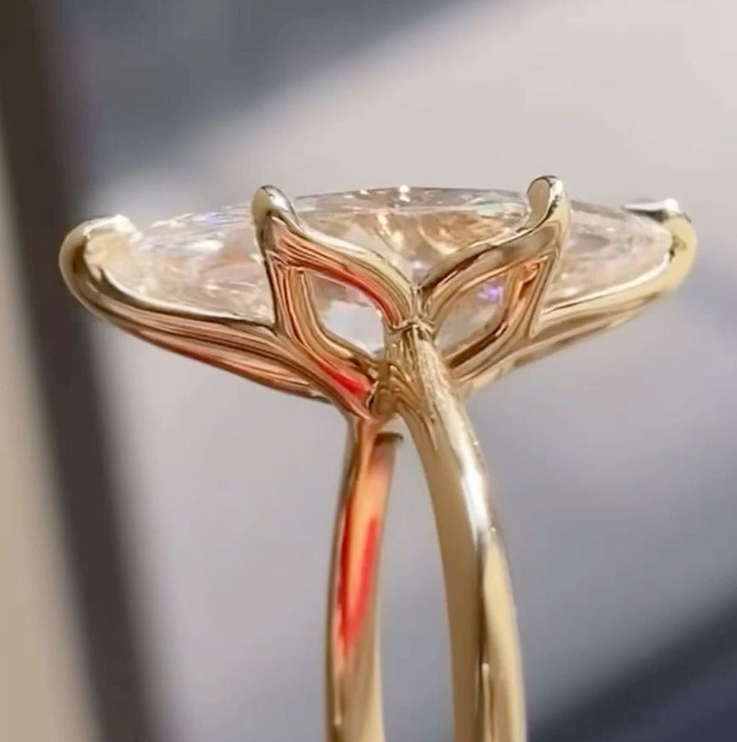 Marquise Verlobungsring mit Labordiamant und Tulpenfassung an der Hand
