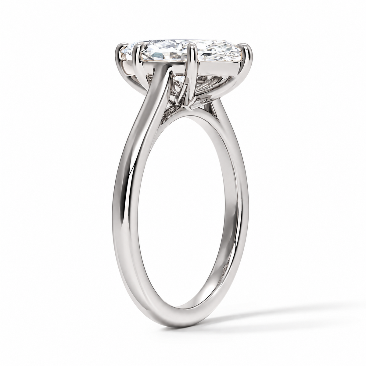 Seitenansicht: Marquise Verlobungsring aus Weißgold mit Labordiamant und Cathedral-Fassung