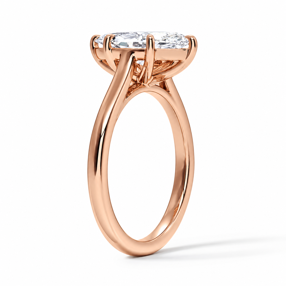 Seitenansicht: Marquise Verlobungsring aus Roségold mit Labordiamant und Cathedral-Fassung