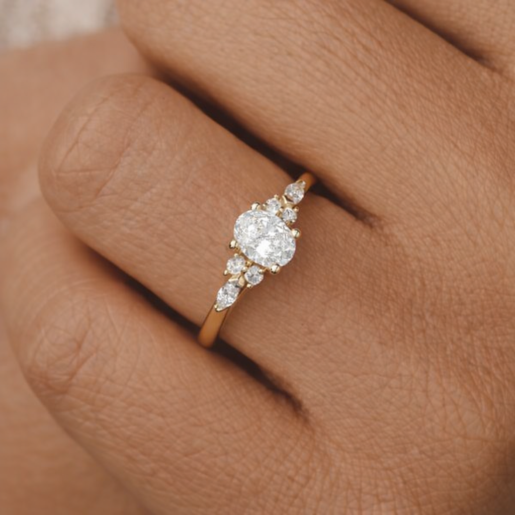 Flores - Oval Triology Verlobungsring aus 14k Gelbgold mit einem funkelnden, laborgezüchteten Diamanten - handgefertigt & nachhaltig - von Labgrownlove