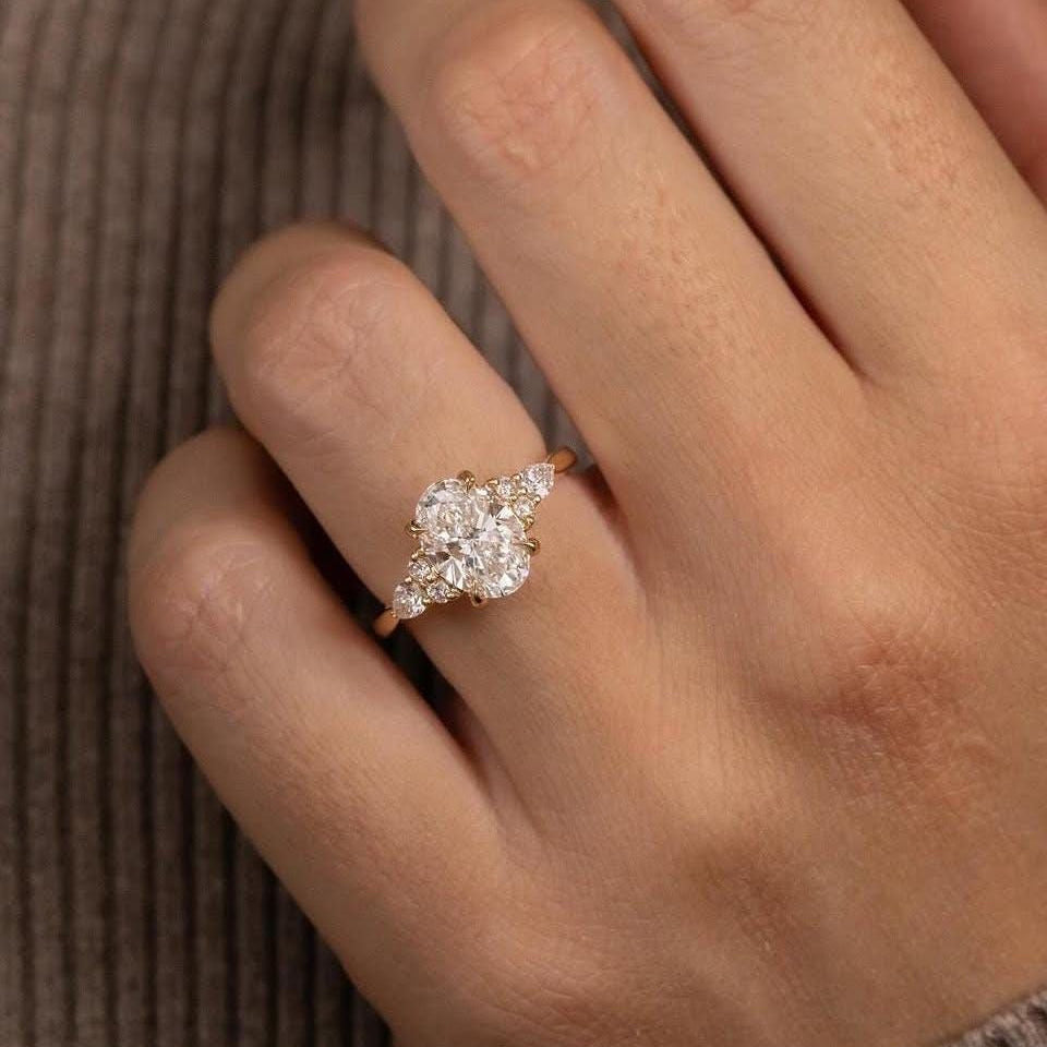 Flores - Oval Triology Verlobungsring aus 14k Gelbgold mit einem funkelnden, laborgezüchteten Diamanten - handgefertigt & nachhaltig - von Labgrownlove