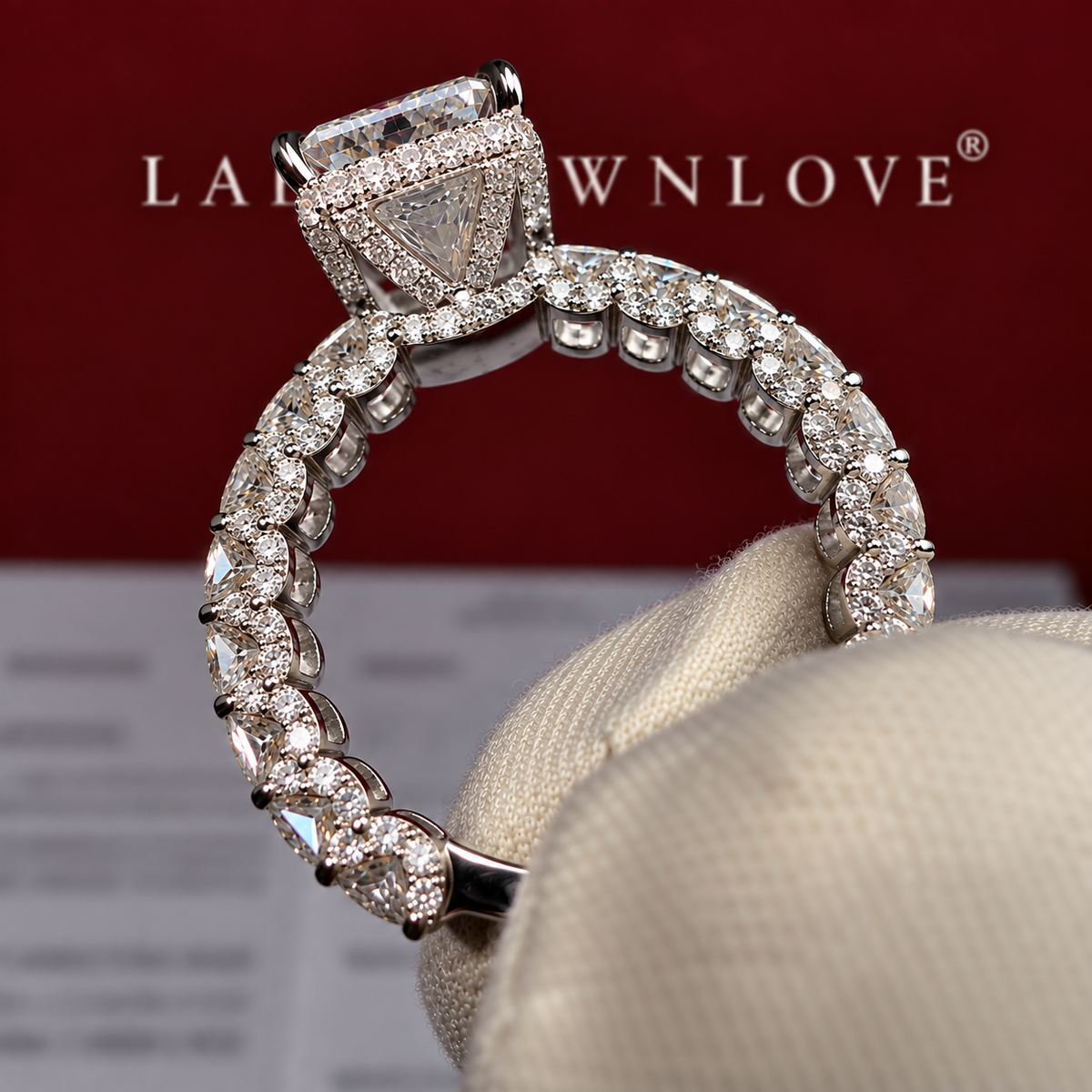 Prag - Radiant hidden halo Emerald Pavé Verlobungsring aus 18k Weißgold mit einem funkelnden, Laborgezüchteten Diamanten - handgefertigt & nachhaltig - von Labgrownlove