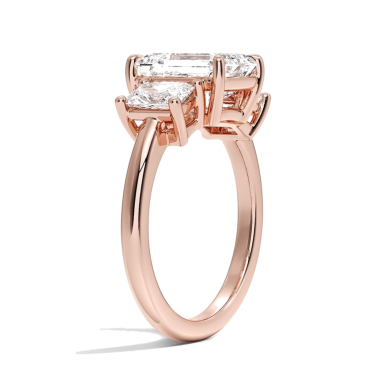 Emerald Threestone Verlobungsring aus 14k Roségold mit drei laborgezüchteten Diamanten, nachhaltiger und eleganter Diamantring.
