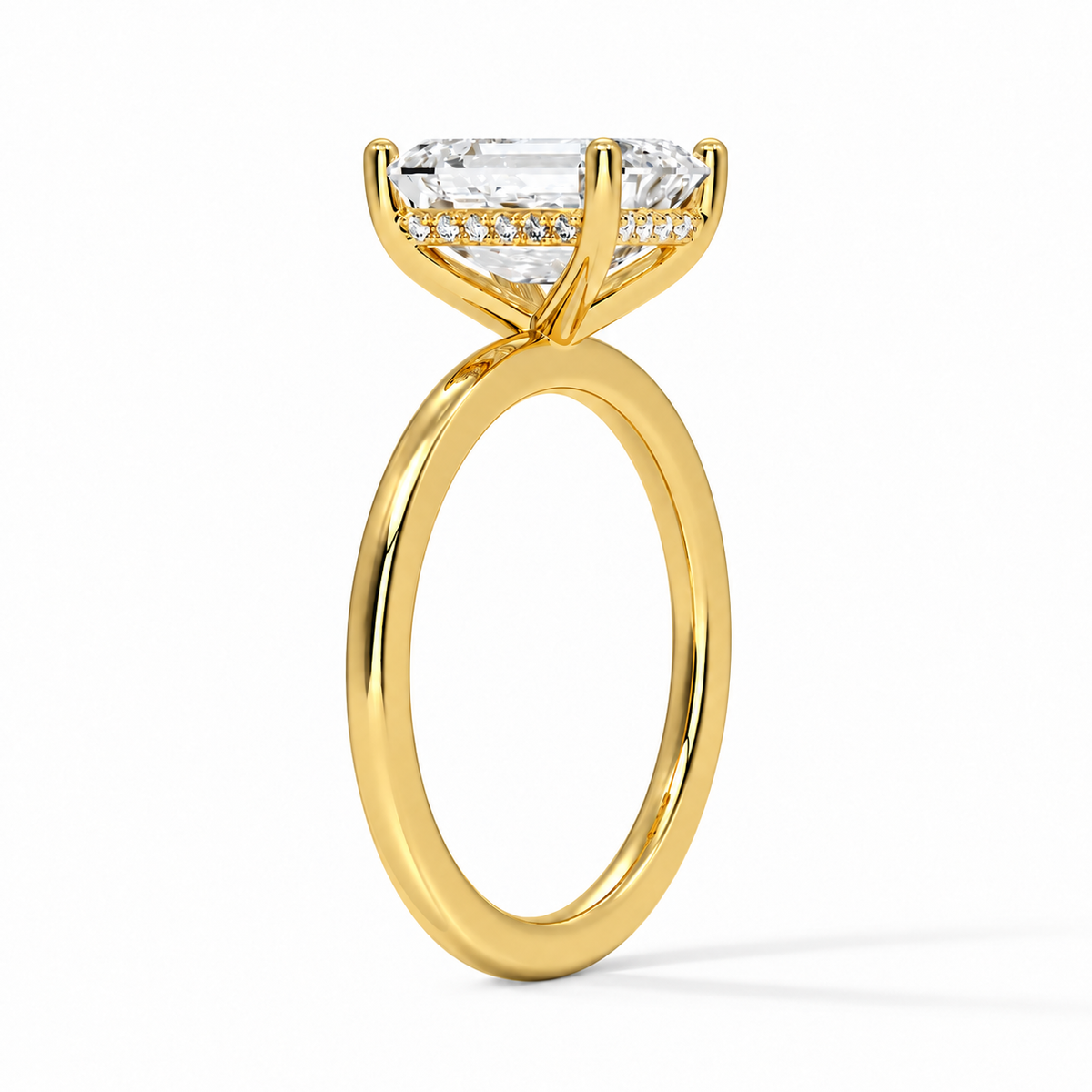 Seitenansicht: Emerald-Verlobungsring aus Gelbgold mit Labordiamant und Galerieschiene und Hidden Halo