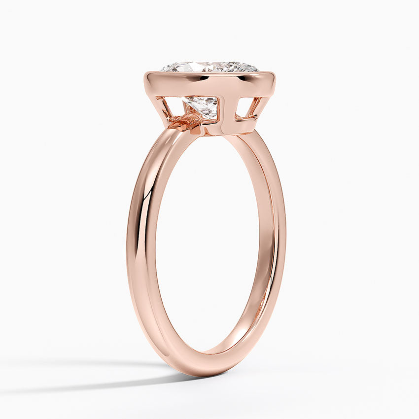 Seitenansicht: Ovaler Bezel-Verlobungsring aus Roségold mit Labordiamant
