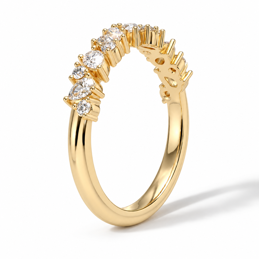 Tara Ehering mit runden und tropfenförmigen Labordiamanten im Cluster-Design in Gelbgold, aufrechte Seitenansicht