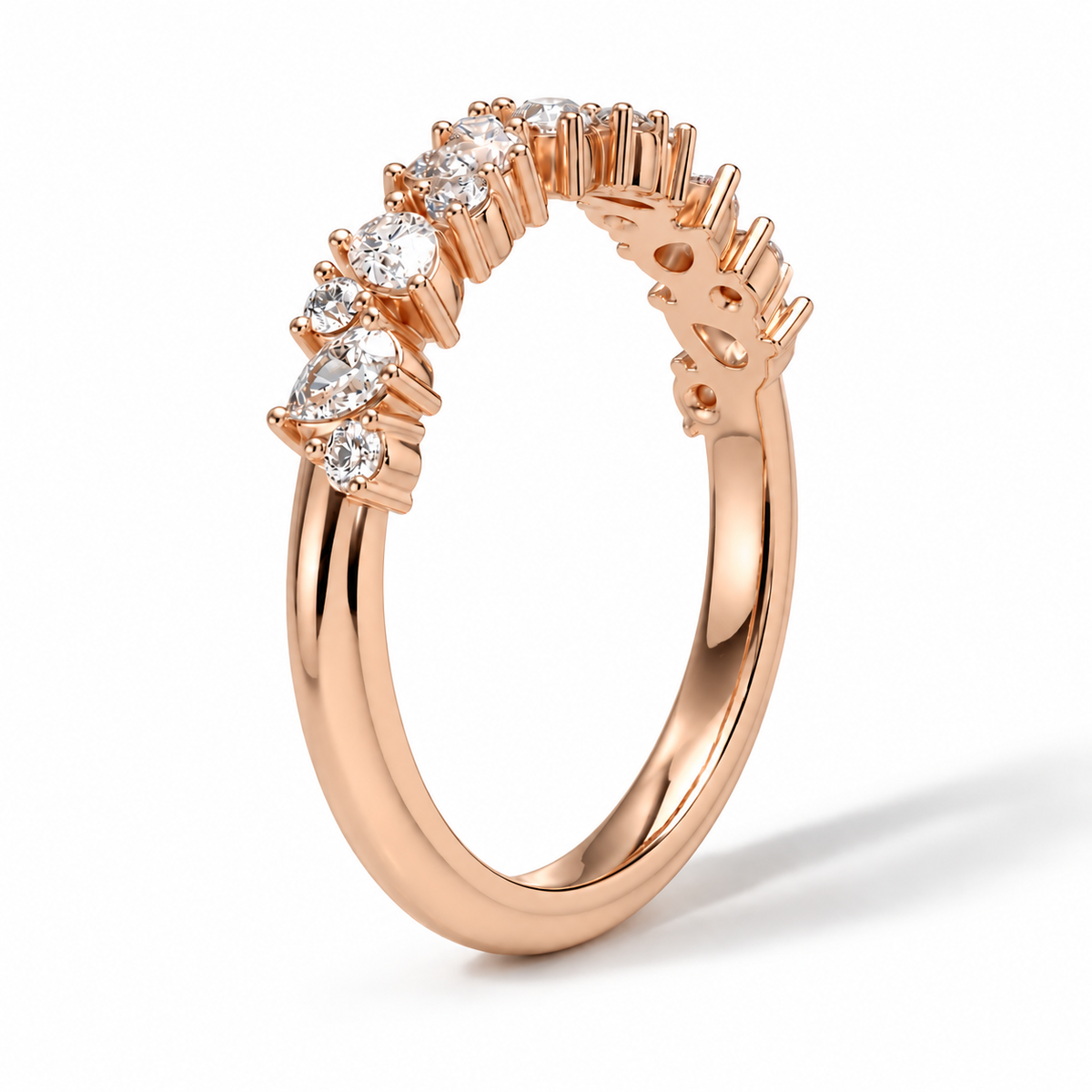 Tara Ehering mit runden und tropfenförmigen Labordiamanten im Cluster-Design in Roségold, aufrechte Seitenansicht