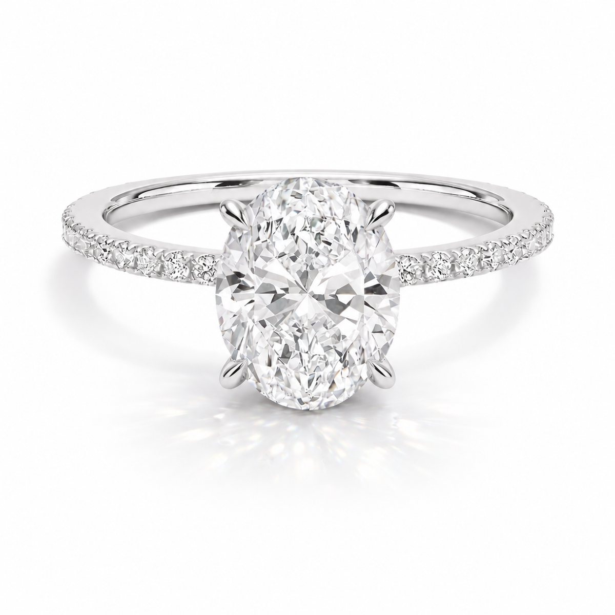 Ovaler Verlobungsring aus 14 Karat Weißgold mit Diamant und Pavé-Ringschiene