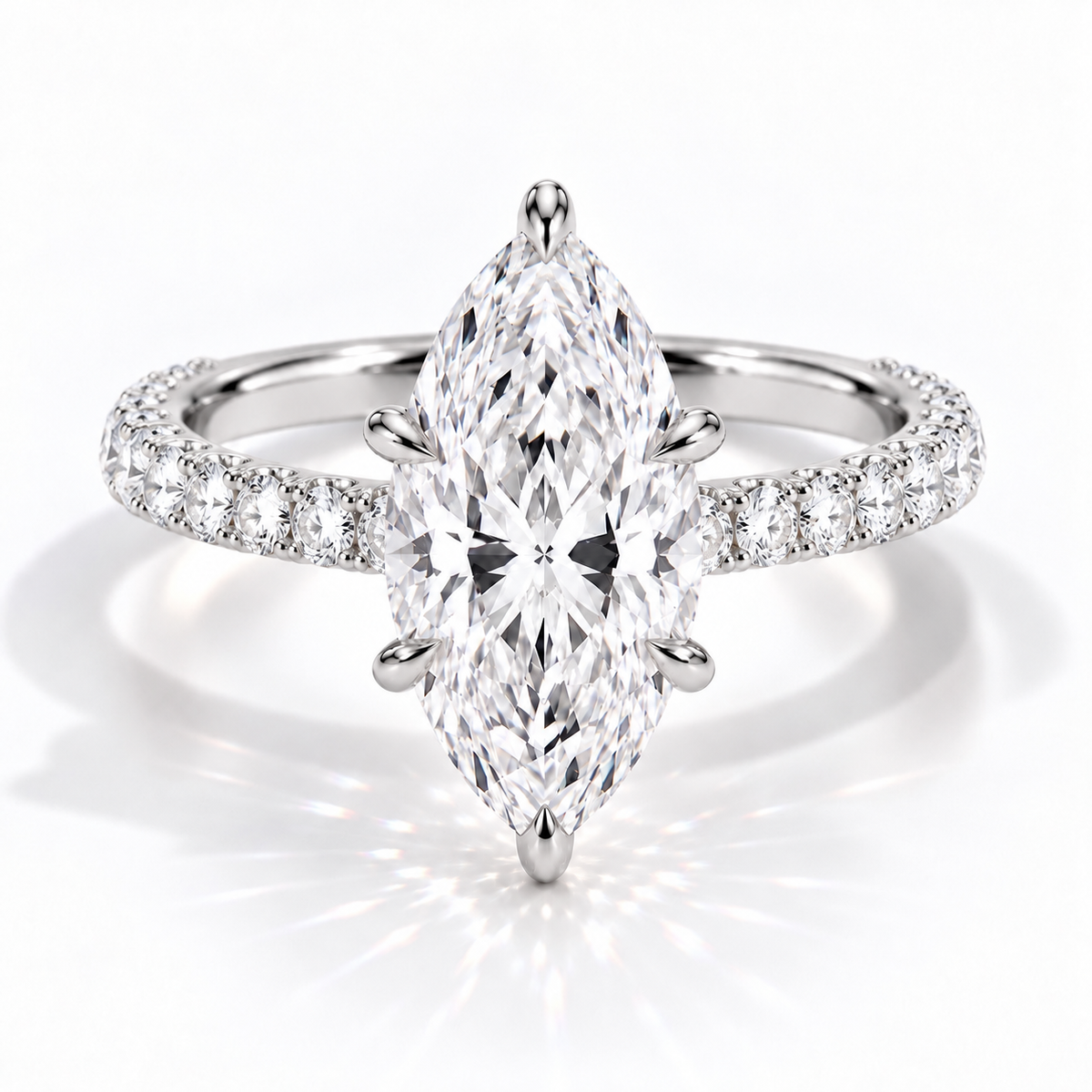 Seitenansicht: Marquise Verlobungsring aus 14 Karat Weißgold mit Labordiamant