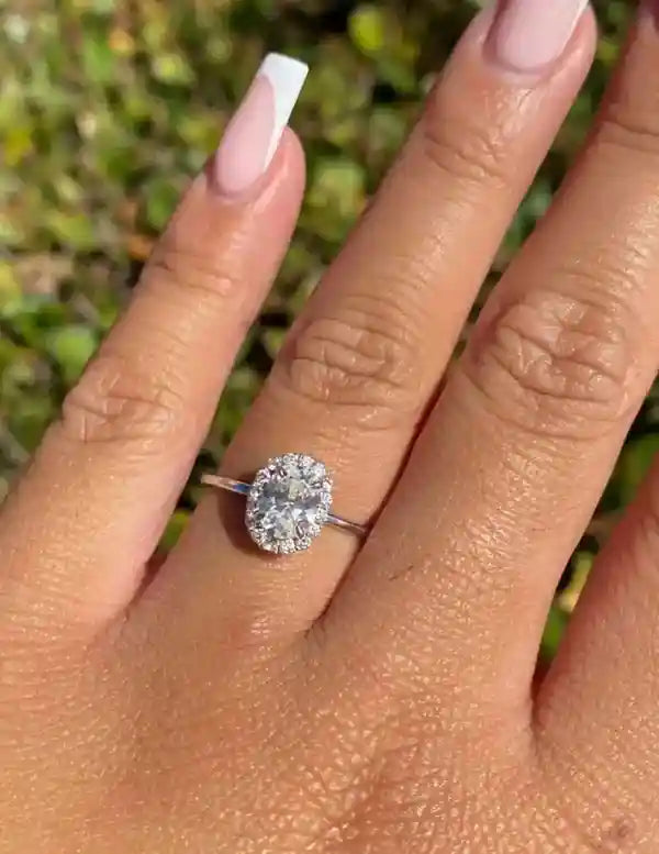 Runder Diamant-Verlobungsring mit Halo-Fassung in Weißgold, funkelnd im Sonnenlicht am Finger getragen – Labgrownlove