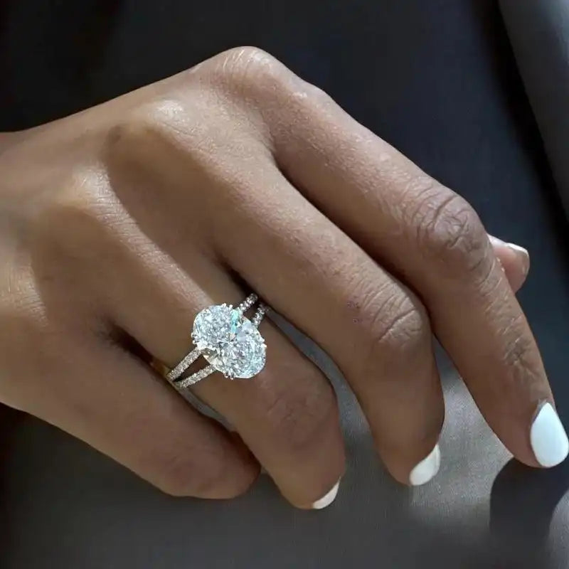 Ovaler Diamant-Verlobungsring mit Halo und Seitensteinen in Weißgold, funkelnd am Finger – Labgrownlove