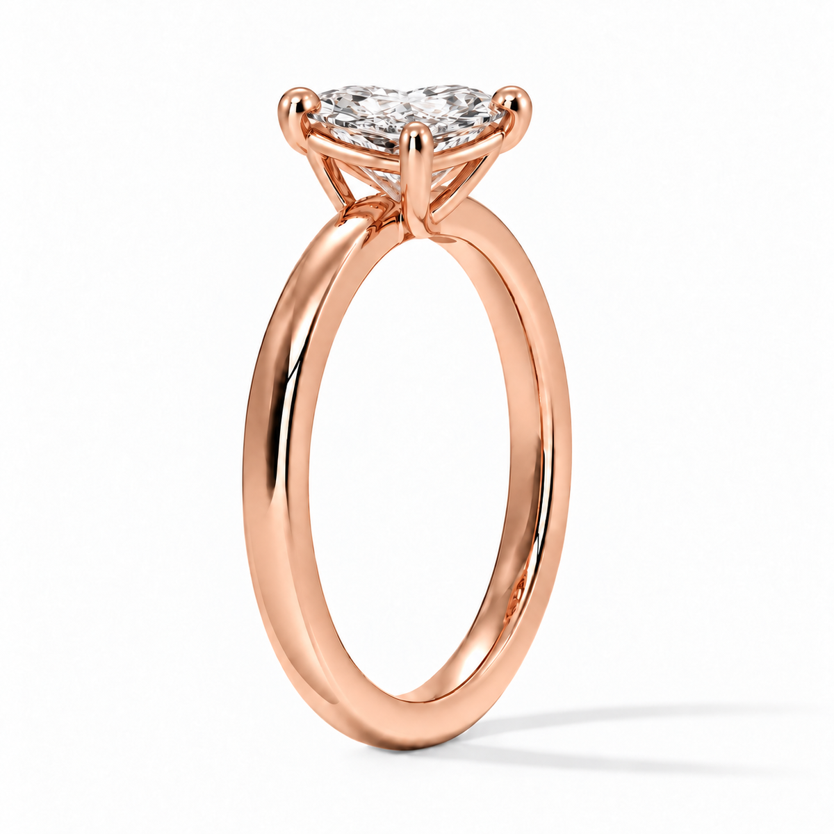 Seitenansicht: Herz Verlobungsring aus Roségold mit Labordiamant und flacher Fassung