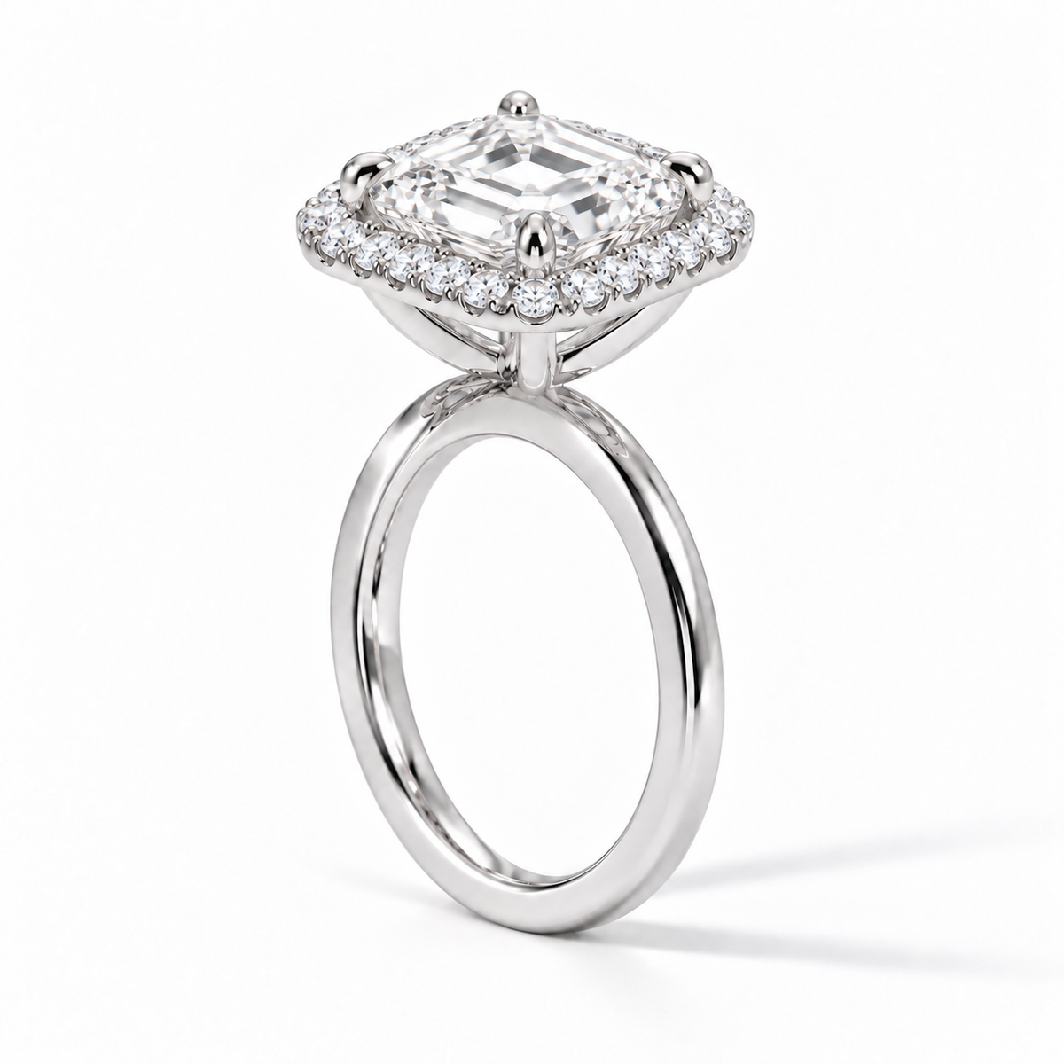 Seitenansicht: Asscher Halo-Verlobungsring aus Weißgold mit Labordiamant