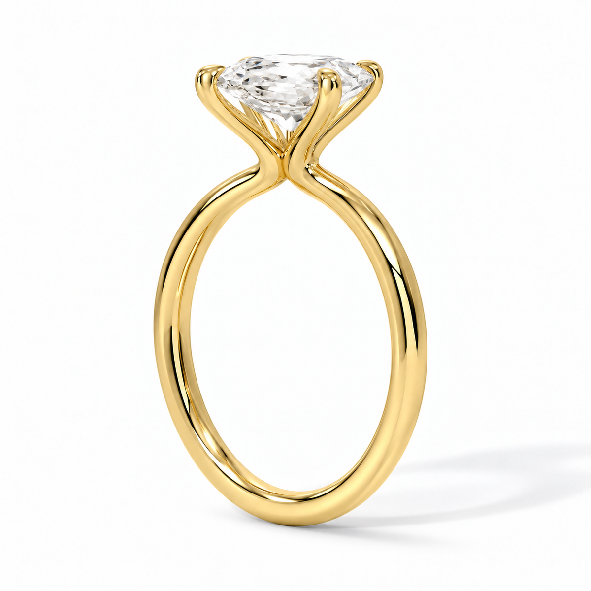 Seitenansicht: Cushion Solitär-Verlobungsring aus Gelbgold mit Labordiamant