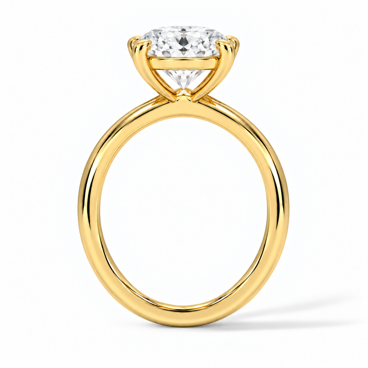 Seitenansicht: Ovaler Verlobungsring aus Gelbgold mit Labordiamant und Galerieschiene