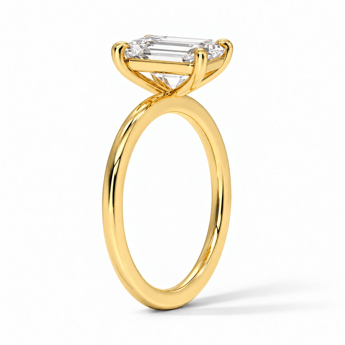 Seitenansicht: Emerald Verlobungsring aus Gelbgold mit Labordiamant und Galerieschiene