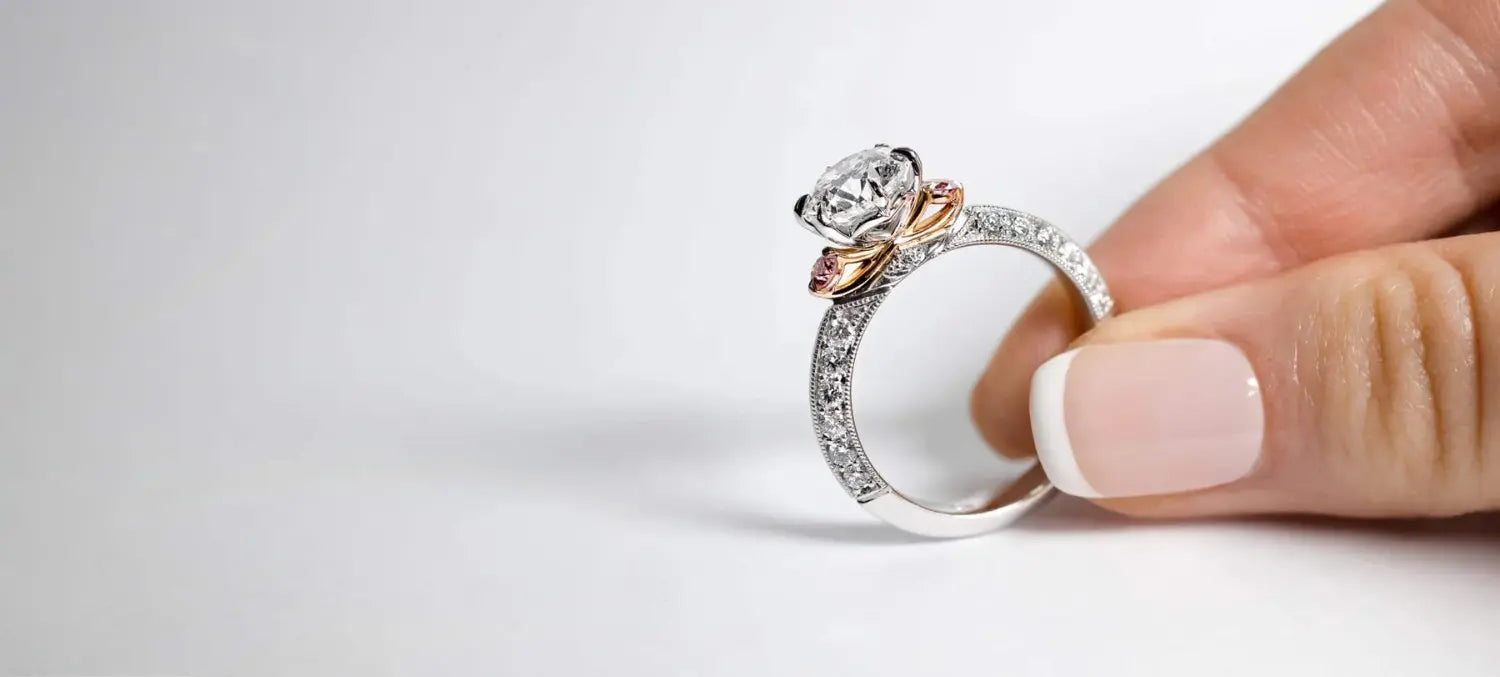 Verlobungsring mit rundem Diamanten in Weißgold, Roségold-Details, funkelnd und handgefertigt – Labgrownlove