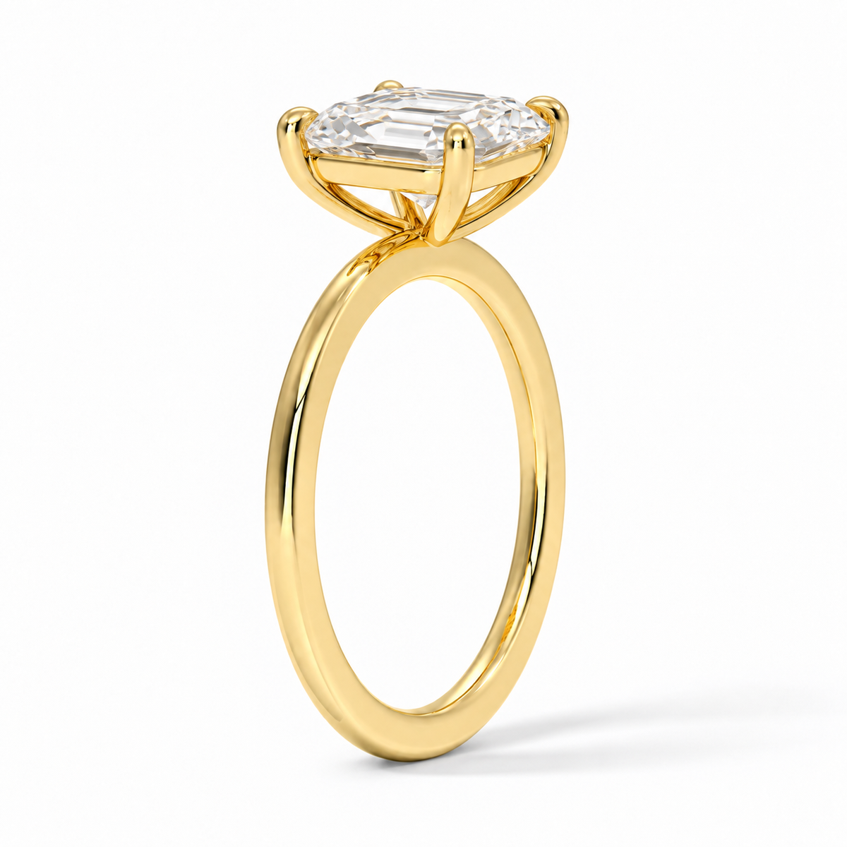 Seitenansicht: Asscher Verlobungsring aus Gelbgold mit Labordiamant und Galerieschiene