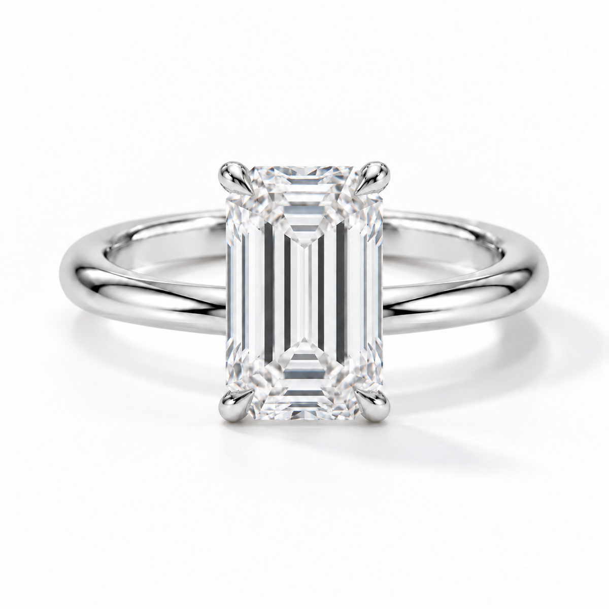 Emerald Verlobungsring aus Weißgold mit Labordiamant und Hidden Halo und Galerieschiene